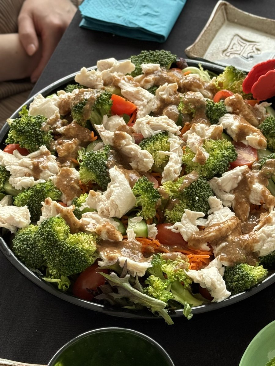 riesria's tweet image. 昨日は嵐会で手巻き寿司。
今回もデパチカさん@depachika_SYD に刺身オーダー。
毎回新鮮で美味しくクオリティいいシーフードでいつも大満足。
オイスター🦪も美味しすぎて🤤
サラダチキンとブロッコリーのサラダも好評でした。