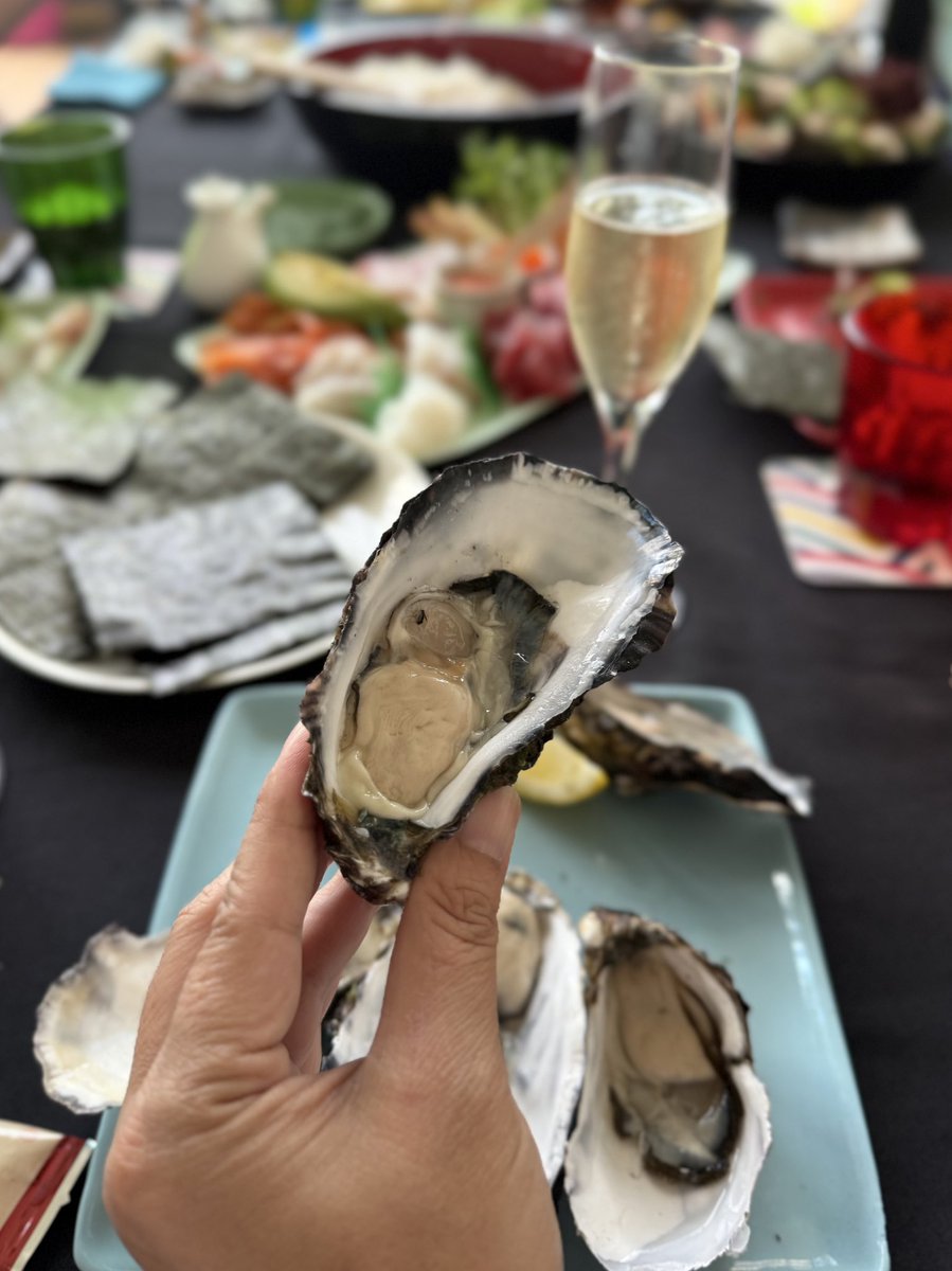 riesria's tweet image. 昨日は嵐会で手巻き寿司。
今回もデパチカさん@depachika_SYD に刺身オーダー。
毎回新鮮で美味しくクオリティいいシーフードでいつも大満足。
オイスター🦪も美味しすぎて🤤
サラダチキンとブロッコリーのサラダも好評でした。