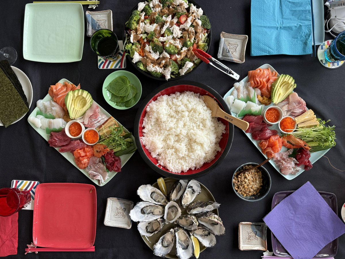 riesria's tweet image. 昨日は嵐会で手巻き寿司。
今回もデパチカさん@depachika_SYD に刺身オーダー。
毎回新鮮で美味しくクオリティいいシーフードでいつも大満足。
オイスター🦪も美味しすぎて🤤
サラダチキンとブロッコリーのサラダも好評でした。