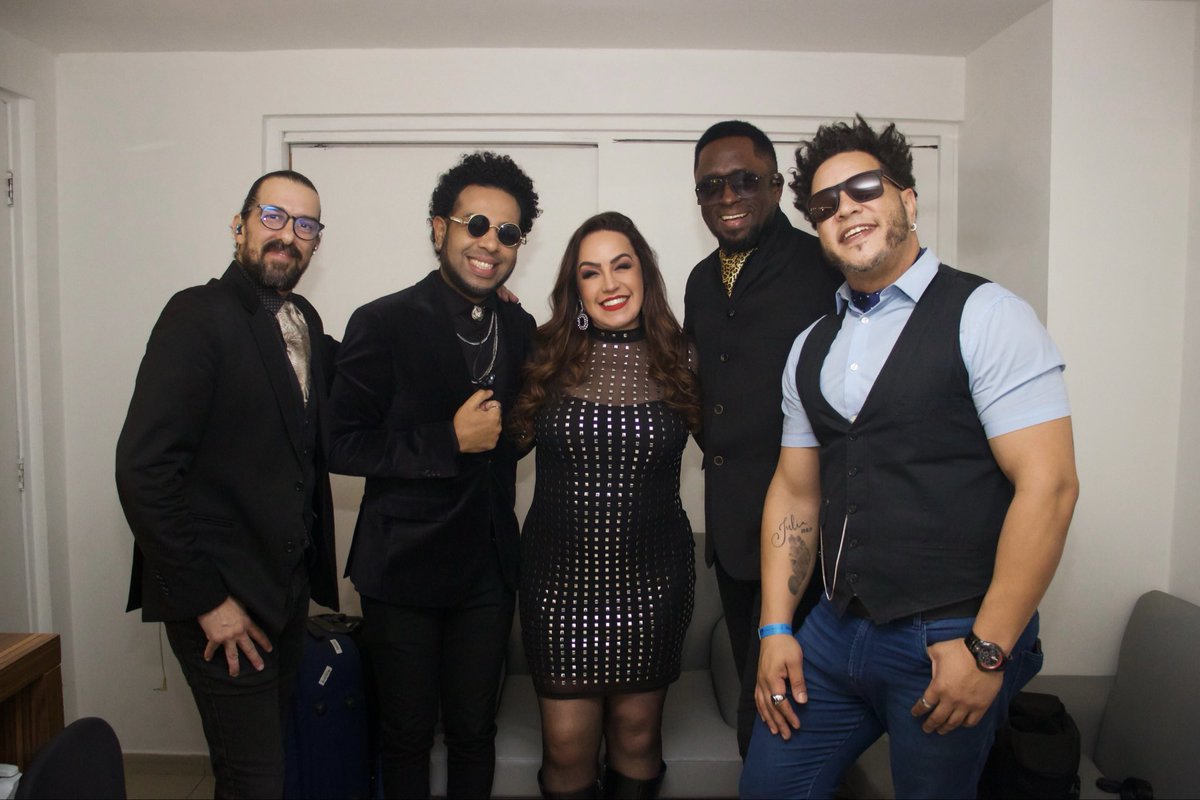 Ontem vivi uma daquelas noites, que ficam guardadas no coração! ♥️ 

Tive a honra de cantar os grandes clássicos, ao lado dos meus amigos queridos da @oficialserialfunkers, no aniversário da @radioalphafm que é a rádio do meu coração e que energia incrível!! 💖🫶🏻✨

Quero