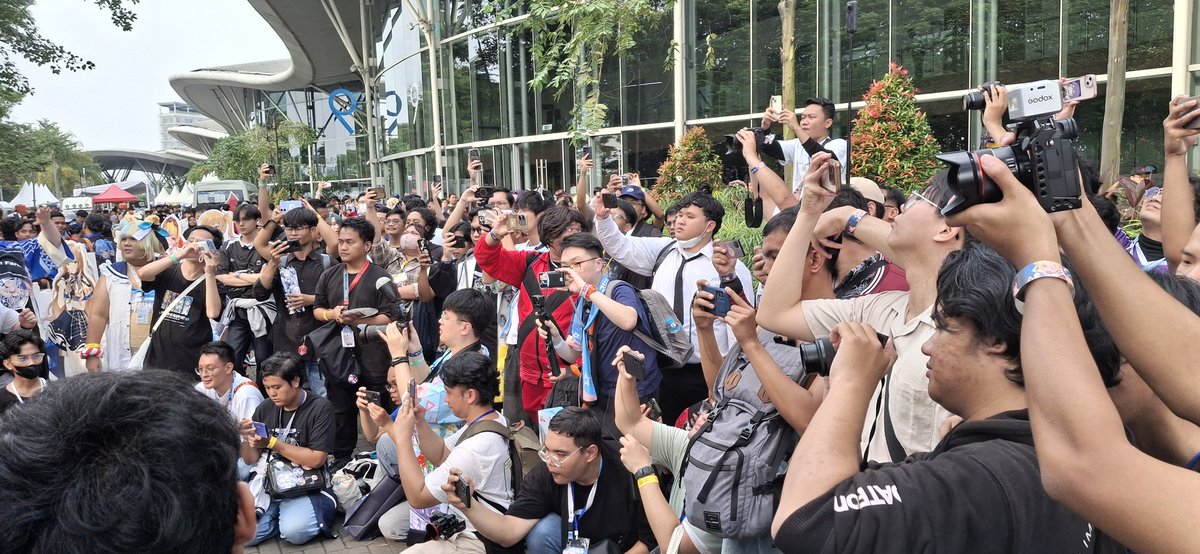 DerAndi48's tweet photo. Behind the scenes of the big group photo. You guys deserve to be in it as well! π₯°
#ChromaticFuture https://t.co/5fHelbKADS