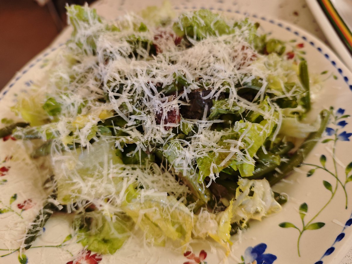 A Can Pericus (Banyoles) hem demanat una amanida amb la vinagreta a part. Ho han fet, però l’amanida ja venia xopa d’oli i sal. Massa oli. Evidentment, no hi hem pogut afegir la vinagreta. Ens ha espatllat el sopar. Ens hauríem d’haver queixat de seguida: callar té conseqüències.