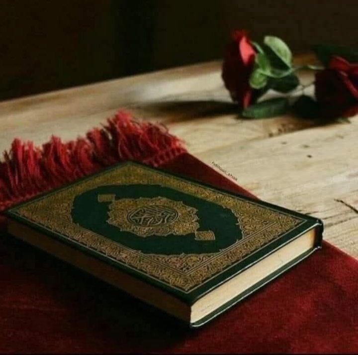 “Kur'an okunduğu zaman ona kulak verip dinleyin ve susun ki size merhamet edilsin.”

 (A‘râf Sûresi, 204)