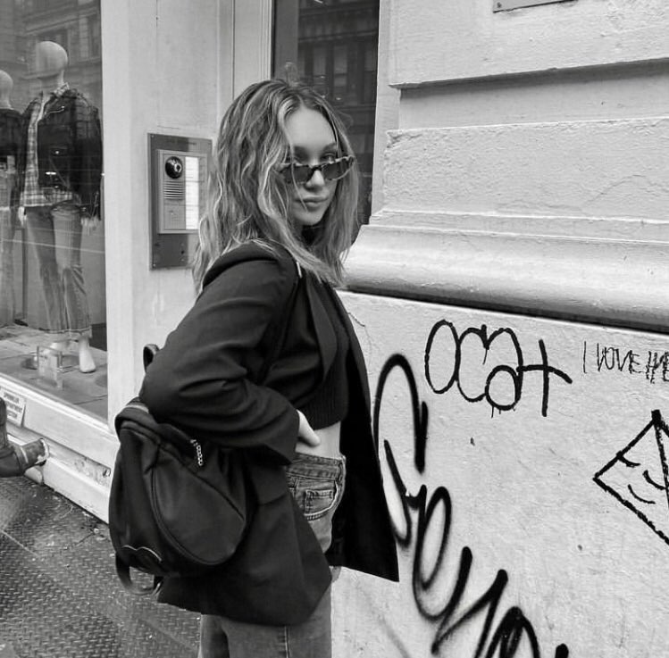 maddiezee_p's tweet photo. *Sprays Sicily is tummy porn on the wall*😈 https://t.co/OUmZkr5qT9