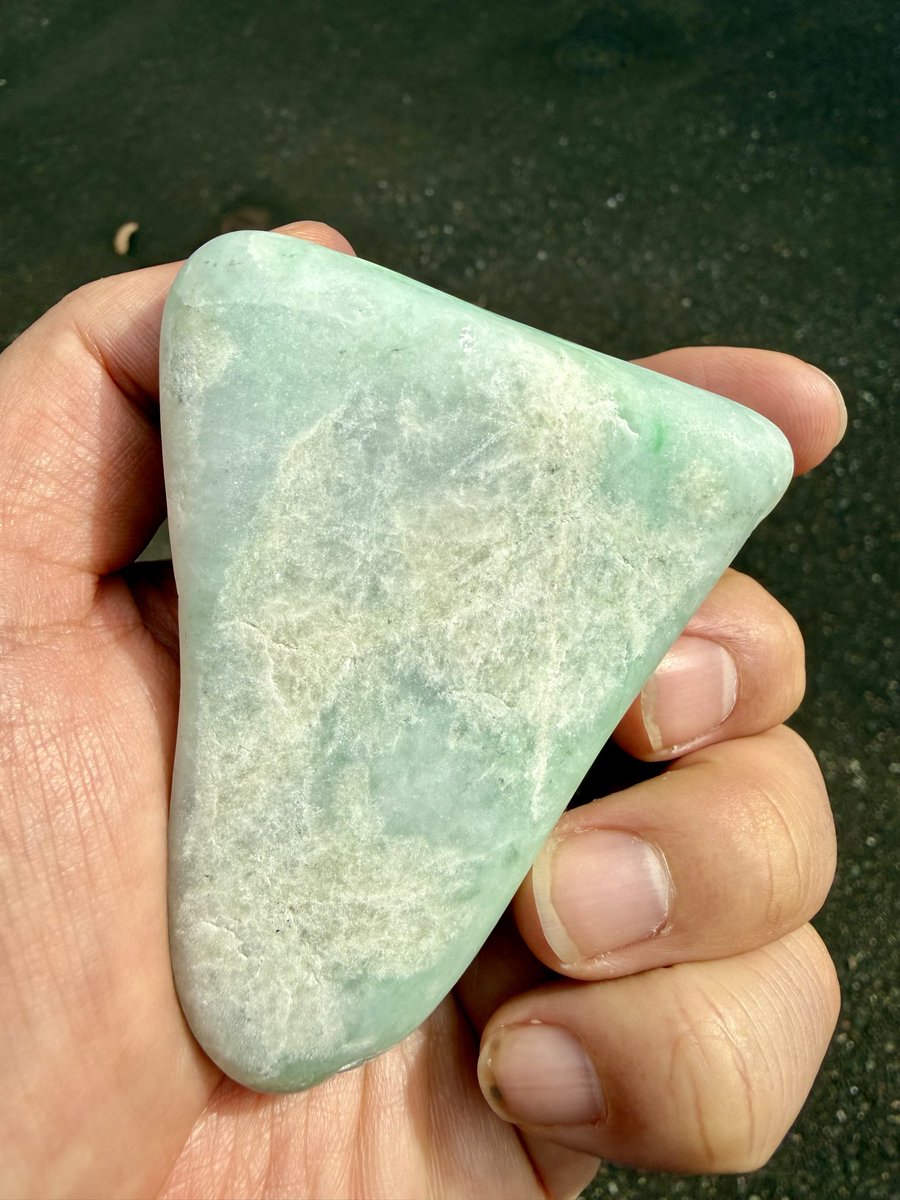 今日のヒスイは、 「三角のアップルグリーン翡翠 🟢❗️」です😁 特徴