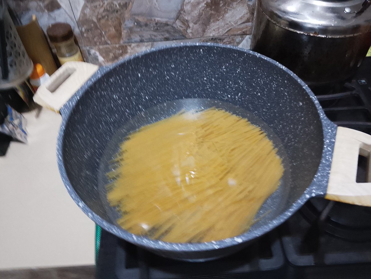 KaroBlvk's tweet image. Sometimes I wonder what we really need a wife for🙂.. I can cook anything