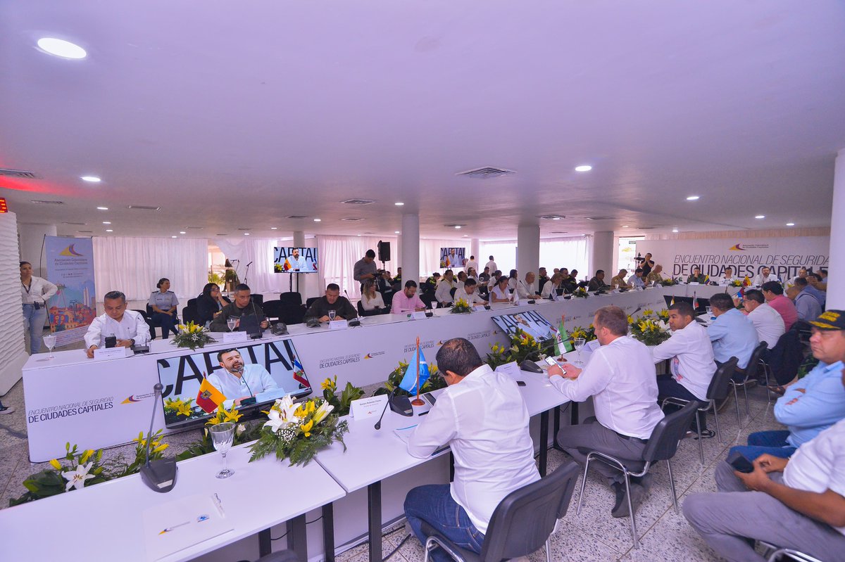 Este encuentro marcará un antes y un después en la manera de cómo enfrentaremos los desafíos de la seguridad en el país. Así lo he dicho en la instalación del #EncuentroNacionalDeSeguridad donde somos la sede. 
Cada paso es vital para brindar confianza a la ciudadanía.