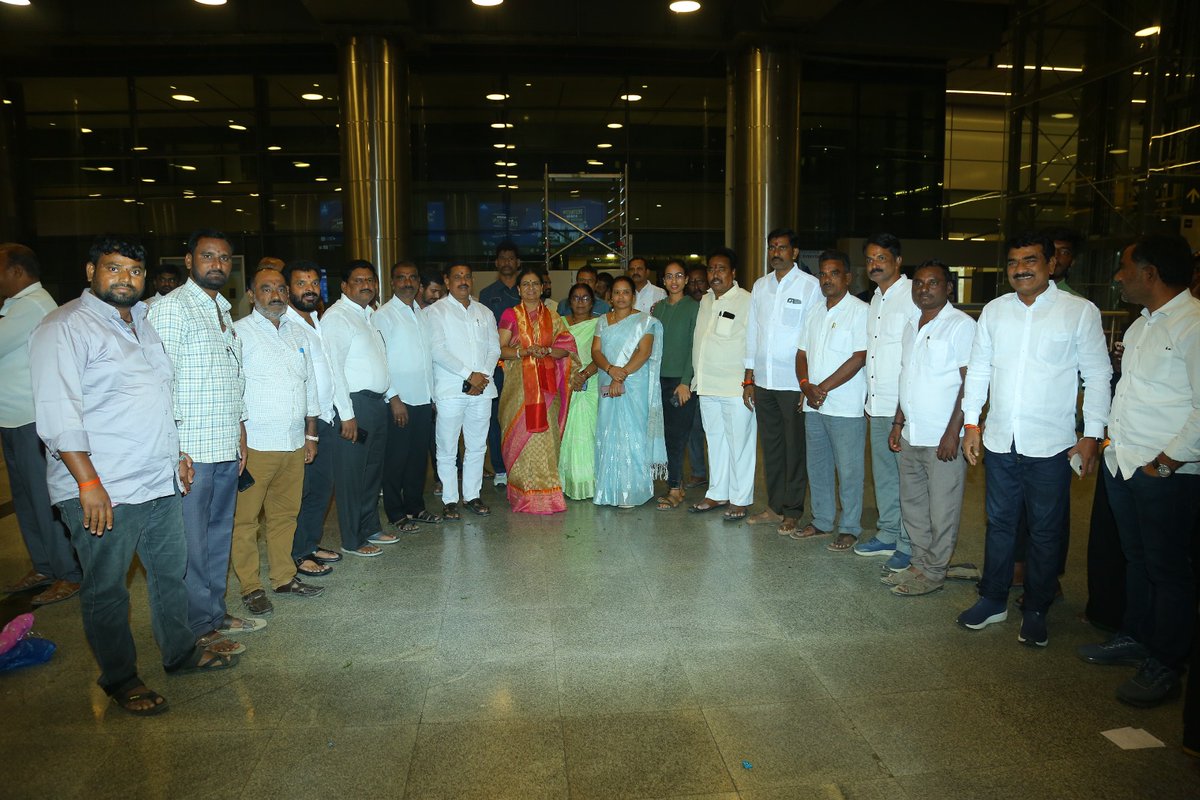 గౌరవ భారత రాష్ట్రపతి శ్రీమతి ద్రౌపతి ముర్ము గారితో కలిసి వారం రోజులు సౌతాఫ్రికాలో అధికారిక పర్యటన ముగించుకొని హైదరాబాద్ శంషాబాద్ ఎయిర్ పోర్ట్ కు చేరుకున్న నాకు పెద్ద ఎత్తున స్వాగతం పలికి, ఎంతో ఆదరాభిమానాలు చూపించిన ఉమ్మడి మహబూబ్ నగర్ జిల్లా, గద్వాల జిల్లా, రంగారెడ్డి జిల్లాల