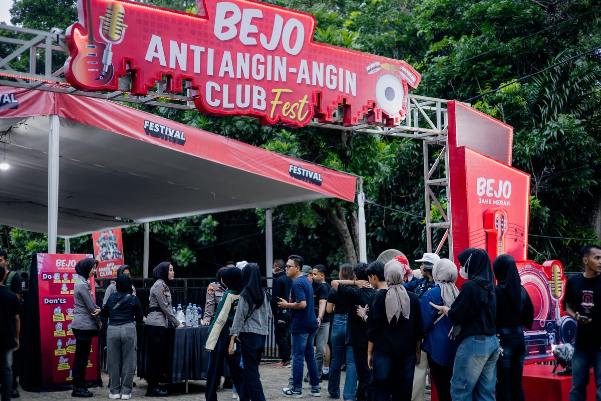 KinaSaima's tweet image. aku dateng bukan cuma buat nonton aja, tapi buat nyembuhin hatiku yang ikutan diserang angin kenangan mantan 🤣💔 #BejoAntiAnginAnginClubFest