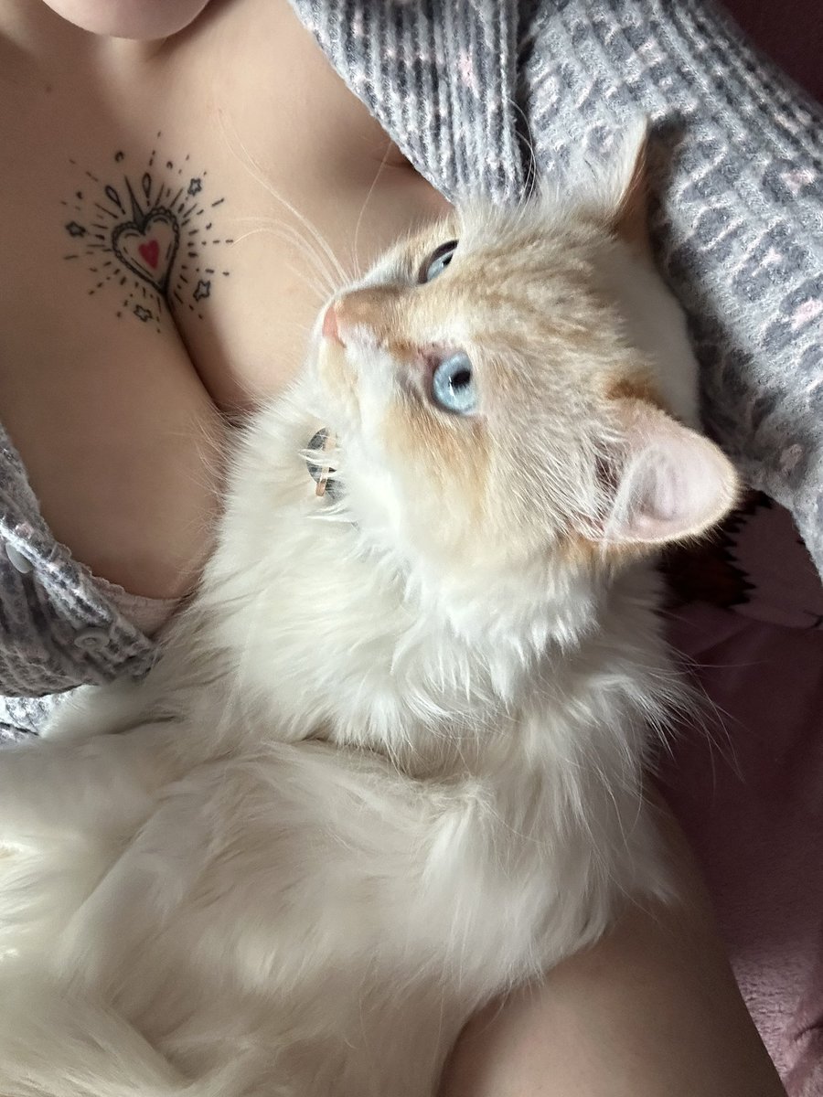 Caught him staring bro 😭