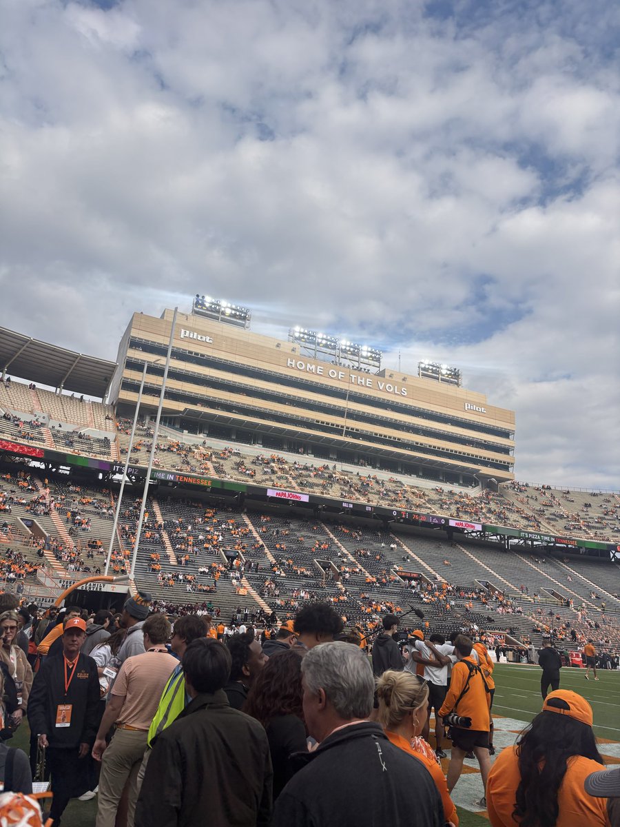 Thank you <a href="/DLahmann_UTK/">Donovan Lahmann</a> for inviting me to the Tennessee vs NMSU got to see a lot of competitiveness!
<a href="/CoachZMayo/">Zach Mayo</a> <a href="/MooresvilleFB/">Mooresville Football</a> <a href="/Vol_Football/">Tennessee Football</a>