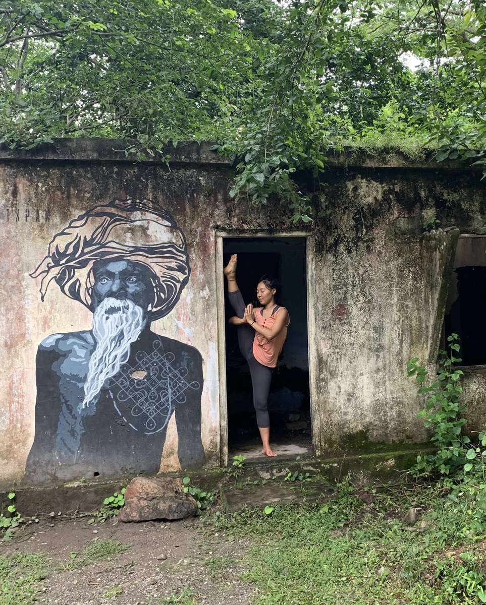 sf1ower_'s tweet image. 안녕하세요
그 정신나간 사람입니다ㅎ 
호주히피마을 생활과 인도 요가수련을 마치고 돌아왔는데 
현생에서 초연해지기란 쉽지않다는걸 깨닫고 
수많은 감정을 그저 느껴주고 받아들이는 연습을 하고 있어요.
도망치거나 억누르기보다 감정이 흘러가는 방향을 잠시 지켜보는 것.
그게 요즘 제가…