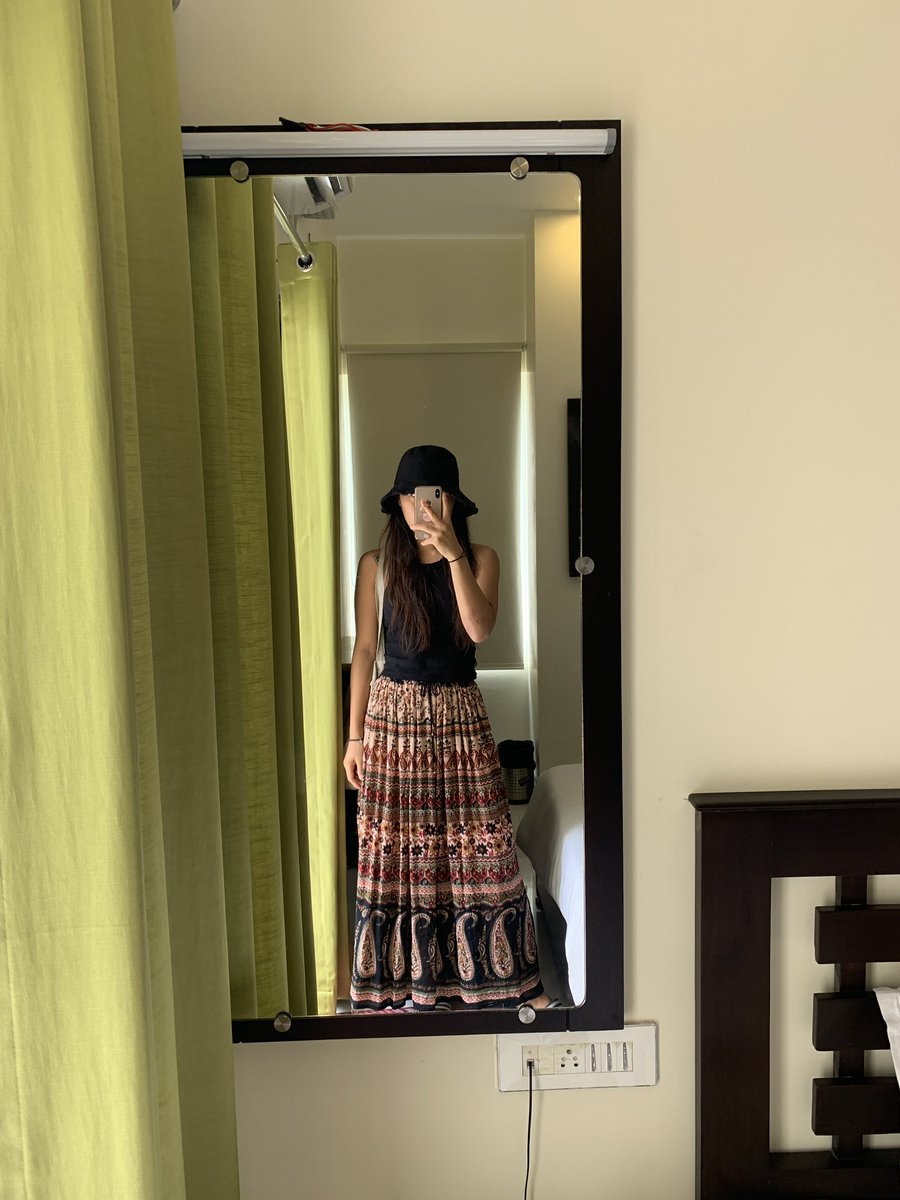 sf1ower_'s tweet image. 안녕하세요
그 정신나간 사람입니다ㅎ 
호주히피마을 생활과 인도 요가수련을 마치고 돌아왔는데 
현생에서 초연해지기란 쉽지않다는걸 깨닫고 
수많은 감정을 그저 느껴주고 받아들이는 연습을 하고 있어요.
도망치거나 억누르기보다 감정이 흘러가는 방향을 잠시 지켜보는 것.
그게 요즘 제가…