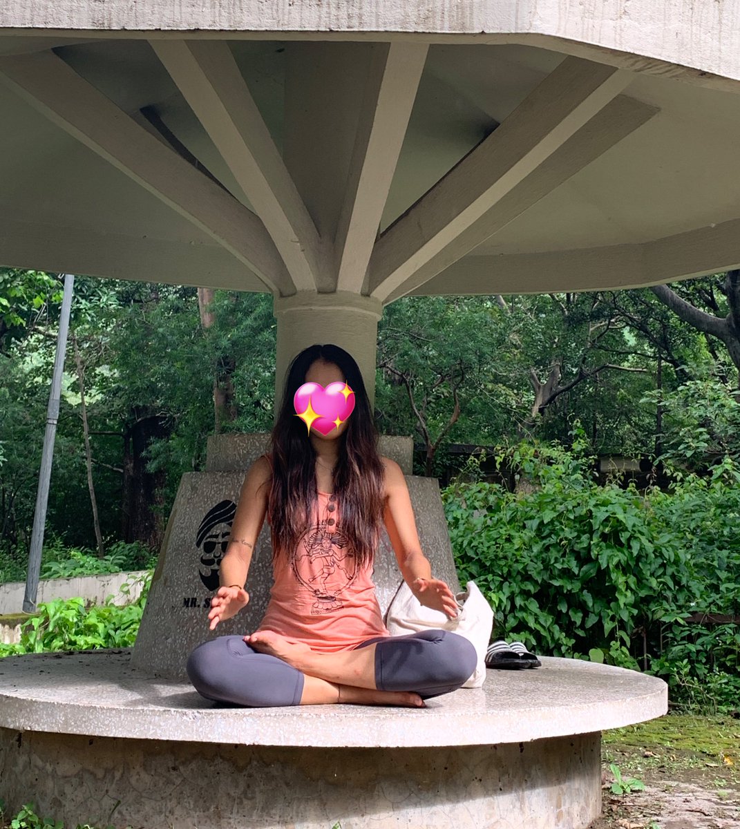 sf1ower_'s tweet image. 안녕하세요
그 정신나간 사람입니다ㅎ 
호주히피마을 생활과 인도 요가수련을 마치고 돌아왔는데 
현생에서 초연해지기란 쉽지않다는걸 깨닫고 
수많은 감정을 그저 느껴주고 받아들이는 연습을 하고 있어요.
도망치거나 억누르기보다 감정이 흘러가는 방향을 잠시 지켜보는 것.
그게 요즘 제가…