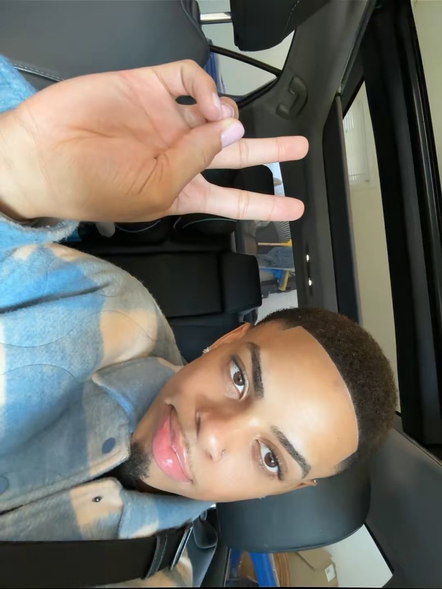 zionnjl's tweet photo. I love when my haircut 😴 https://t.co/oMUk2hPr52