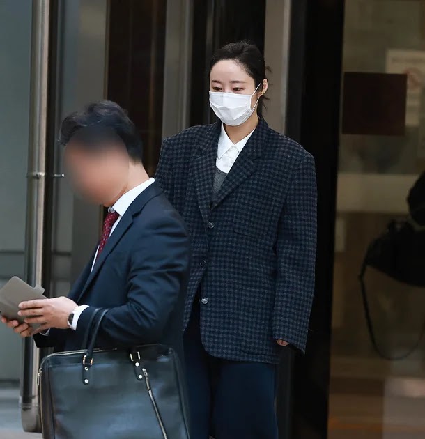 netizenbuzz's tweet image. Min Hee Jin leaves court dlvr.it/TPHdSH