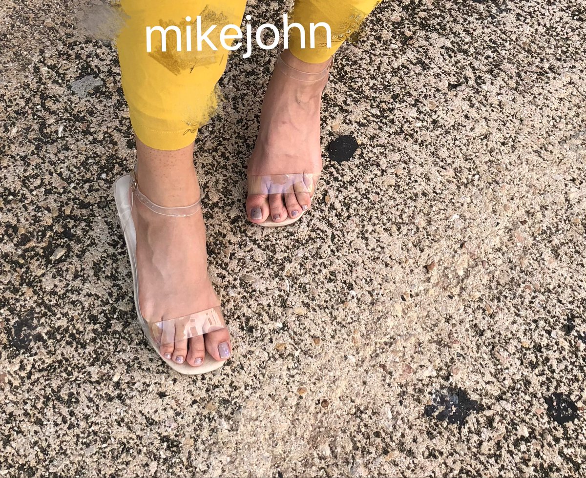 这样穿出门够骚吗

#恋足 #美脚 #凉鞋 #足控 #反差 #淫妻 #玉足