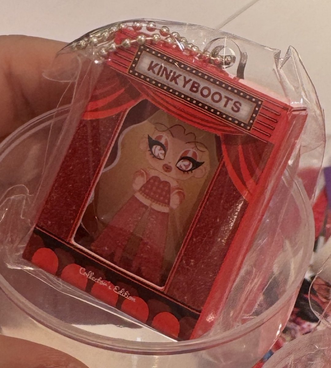 _likepark's tweet image. 씨뮤 팝업 킹키부츠 가챠 교환

저 : 영국 엔젤
님 : 아래 사진 롤라 

교환 시 비틀쥬스 2차포카 같이 드립니다