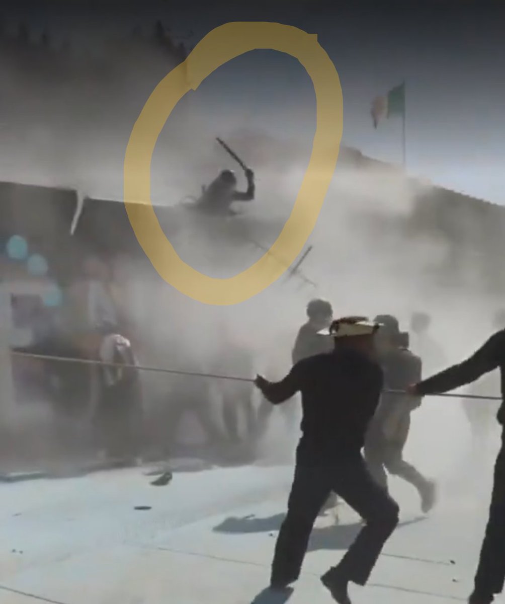 InfoMedioNews's tweet image. Policía usó #machete para atacar y repeler a manifestantes en la #MarchaNacional 
Así terminó, agotado de soltar tanto machetazo. 

Cobarde!!!