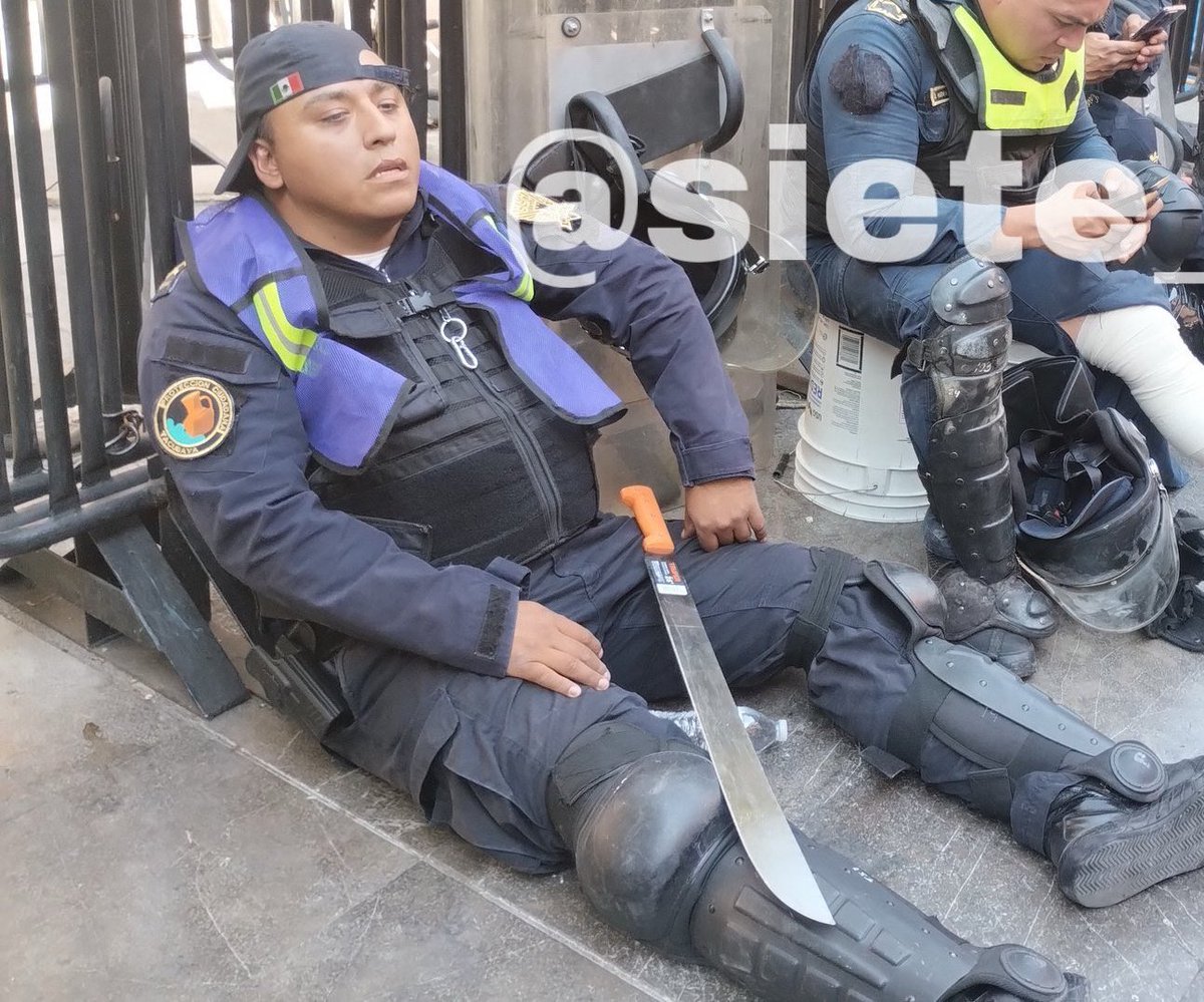 InfoMedioNews's tweet image. Policía usó #machete para atacar y repeler a manifestantes en la #MarchaNacional 
Así terminó, agotado de soltar tanto machetazo. 

Cobarde!!!