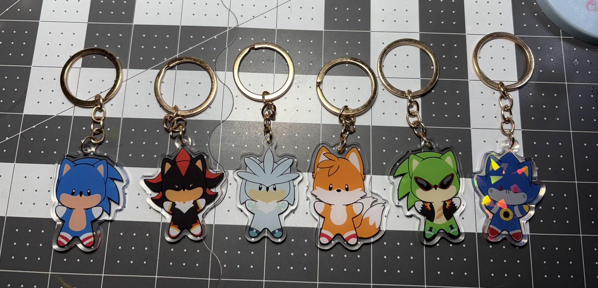 ThimblesThread's tweet image. Mini Sonic keychains for MAGfest are here! So I’ll have plush blind bags and keychain gachapon rolls!