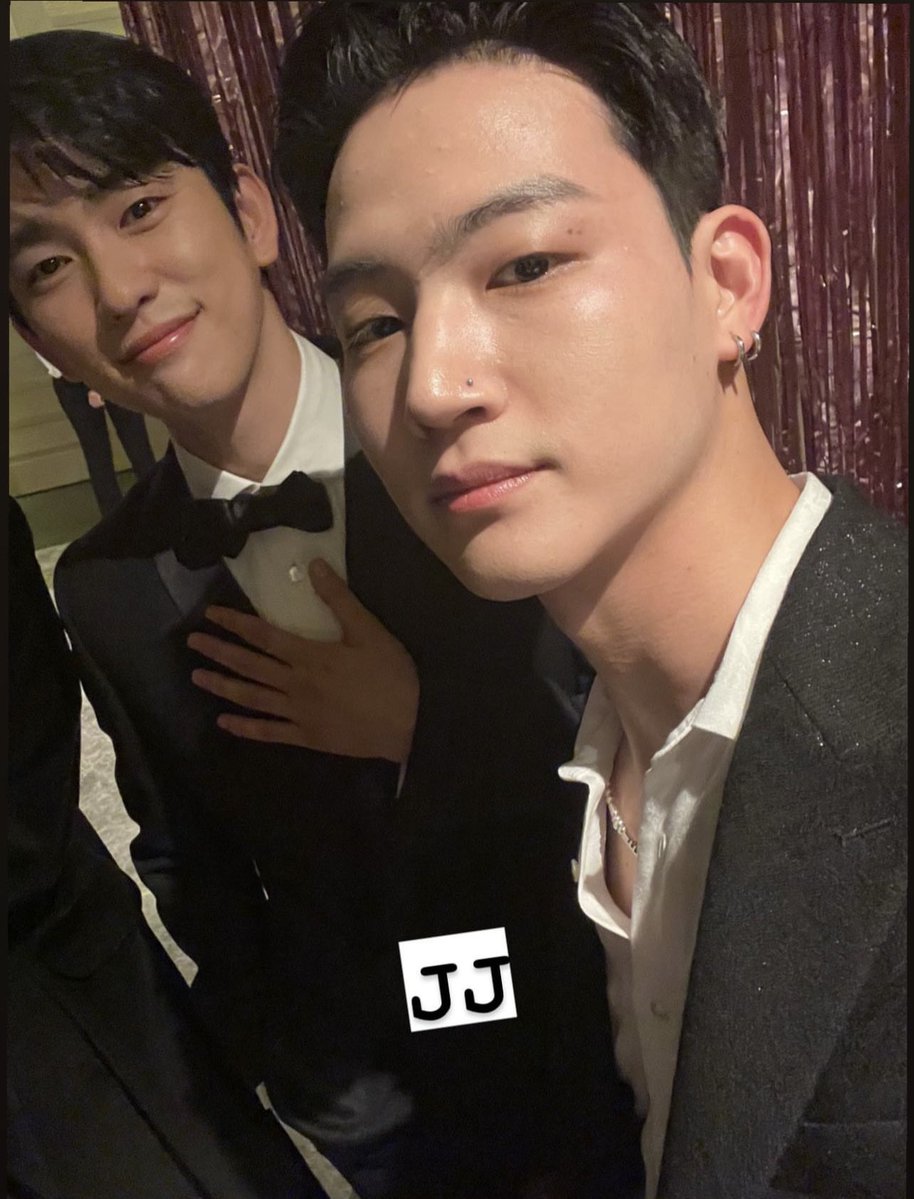 jaym_mjay94's tweet image. 📼 : Bounce
🎙️ : @jaybnow_hr @JINYOUNG 
🎙️ : #JJProject #JAYB #JINYOUNG
📻 : open.spotify.com/track/762ydDl6…