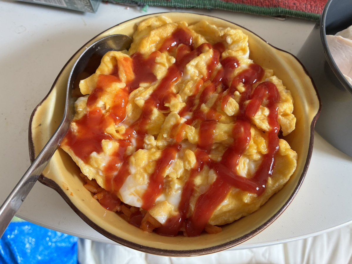 svnbfbwl's tweet image. 業務用スーパーに売ってるチキンライス買ってから3分でオムライスできるから毎日作ってる