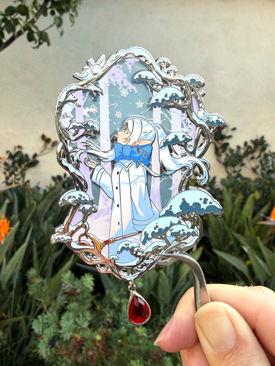 mieumiso's tweet image. 3 inch Stained Glass Winter Frieren Pin finally available in my shop ❄️ Link in bio #frieren #FrierenBeyondJourneysEnd #enamelpin