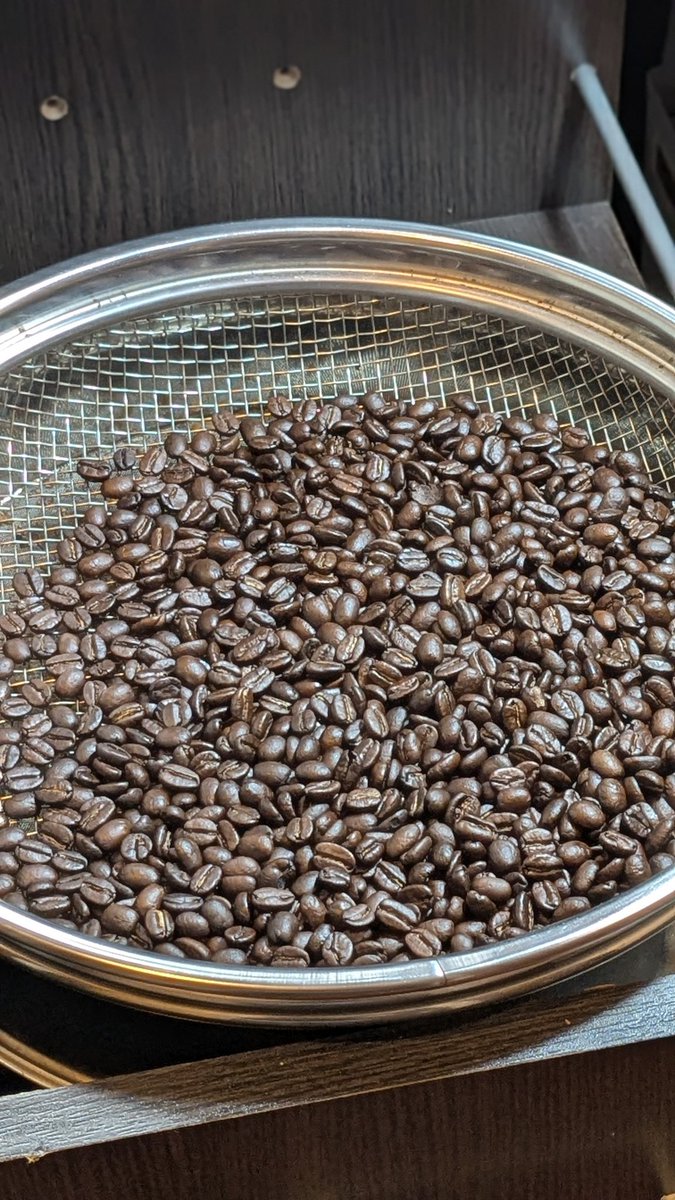 CityRoaster2cky's tweet photo. 寒くなると深煎りを欲するからフレンチ！今回もコロンビア。ウォッシュドらしくクリーンな香り

#自家焙煎 #おうちカフェ #おうちコーヒーロースター #behmor #コーヒーのある暮らし #おうち時間 #コーヒー好きな人と繋がりたい https://t.co/UJFugCrzbb