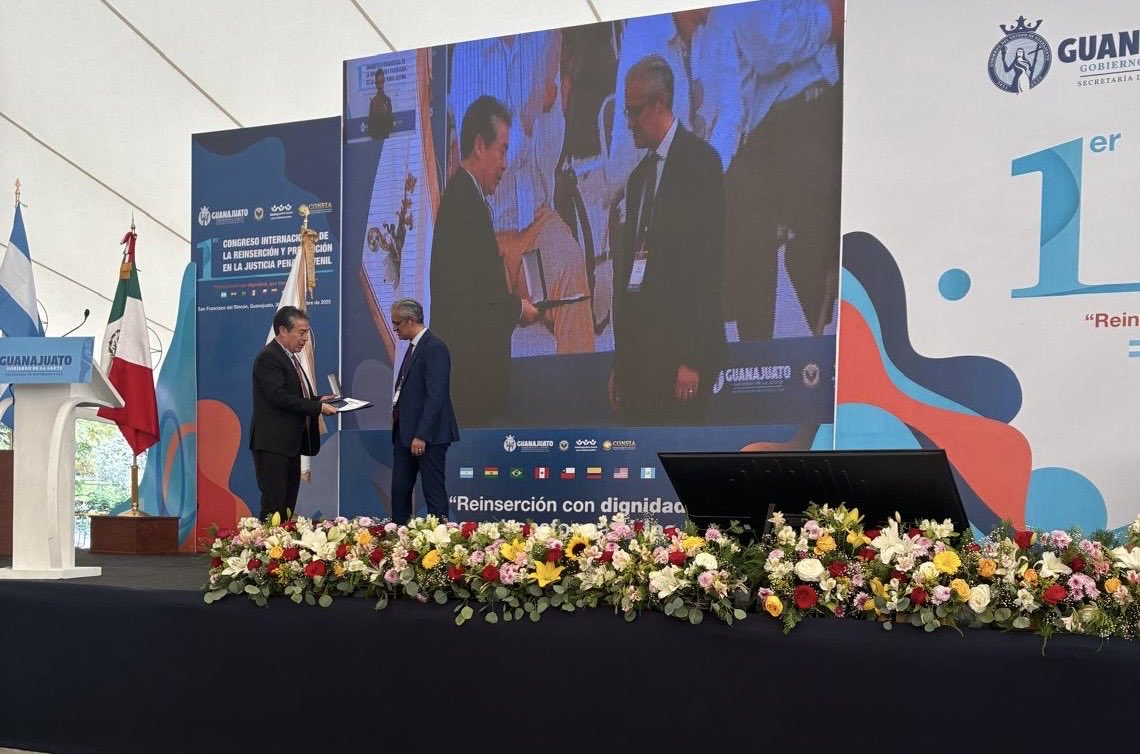 axelromg's tweet photo. 30 y 31 de octubre expuse en el Primer Congreso Internacional de Reinserción y Prevención de la Violencia Juvenil en Guanajuato. Agradezco al Dr. Daniel Cunjama y a la Red Hemisférica para la Prevención del Delito por la invitación a cerrar el evento con mi ponencia. https://t.co/z3suAZuUVE