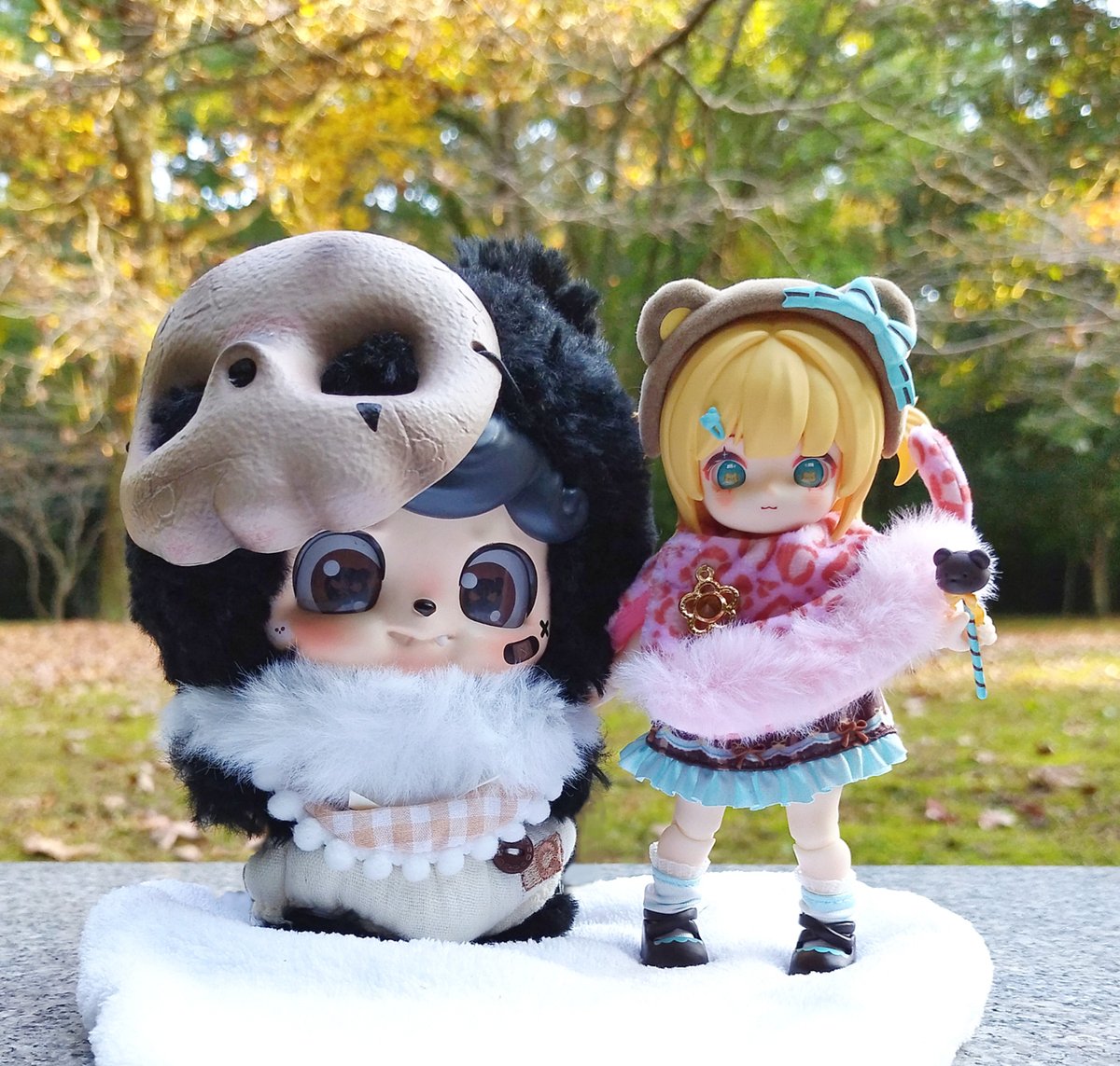 UbgRhNjT6y86538's tweet photo. 森のくまさん🧸ベガちゃん&ハニュちゃん💀🍯
戦闘系の設定をお持ちのお二人⚔️森の平和を守ります🛡️
#Qkid #NAGI
おきがえポンチョレオパードのぴんく、似合うかなぁ…と思ってたけど、真横に羽織ってワイルドに着こなしてる!さすがハニュちゃんだ💪 https://t.co/FxhRJ1b90I
