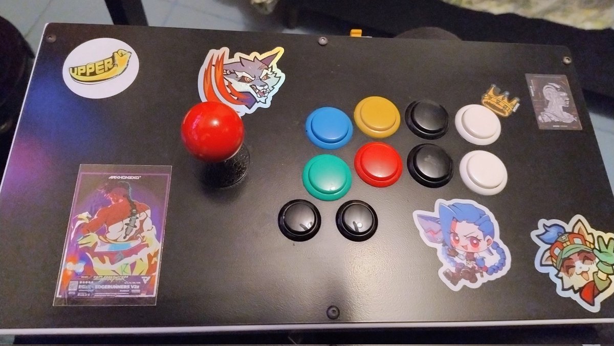 <a href="/MetalHyuga/">UPPER| CSF I Herick (Hyuga)</a> <a href="/Cibyhfgc/">UPP | Cibyh</a> <a href="/upper_esports/">UPPER E-Sports</a>  vocês são brabos demais, muito obrigado pelos stickers ❤️

Grande abraço também pra galera do 3rdStrike, <a href="/BlueWolves3rd/">Blue Wolves</a> satisfação demais trocar um papo com a galera do game.

Tô super animado, e quero mais stickers aqui também (: