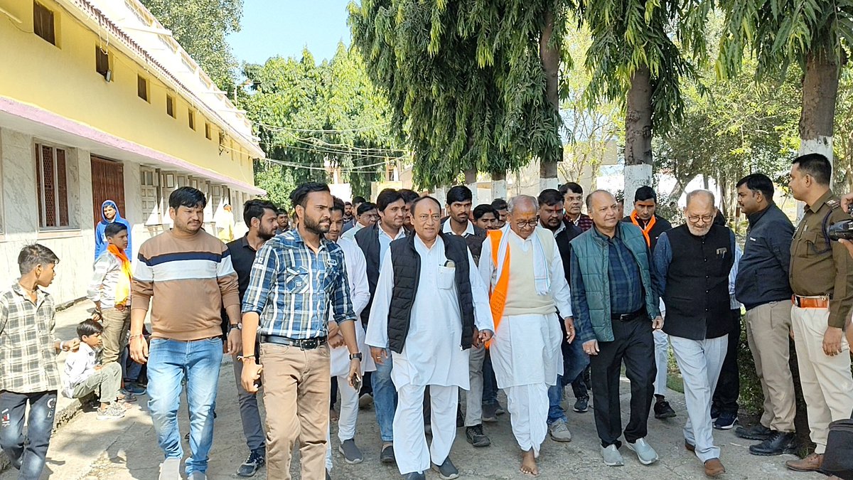 tamarsingh1's tweet image. श्री राघव क्षेत्र हनुमत धाम आवन (राघौगढ़) गुना

&quot;त्रिदिवसीय क्षेत्रीय वैदिक सम्मलेन&quot; के प्रथम दिवस श्री संकट मोचन हनुमान जी के दर्शन एवं वेदों का पूजन किया ट्रस्ट अध्यक्ष पूर्व मुख्यमंत्री राज्यसभा सांसद श्री @digvijaya_28 जी ने।

जय सियाराम 🙏 
 
#Hanumanmandir #Raghogarh