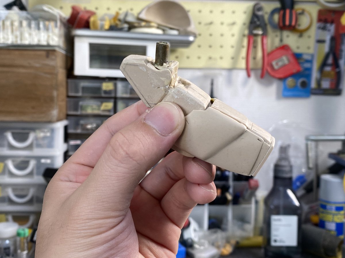 yamaneko311's tweet image. 腕部

中の関節・前腕・手甲はエポキシ削り出し、上腕・指はプラ材使ってます　
上腕丸モールドも、自作品です

全てスポッとはめ込める設計になってます😸

関節部シーリングはパテ
自己解釈で、手首と指関節にも表現してます。