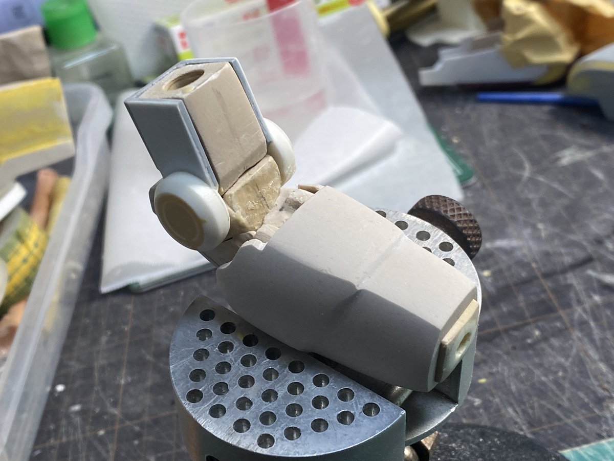 yamaneko311's tweet image. 腕部

中の関節・前腕・手甲はエポキシ削り出し、上腕・指はプラ材使ってます　
上腕丸モールドも、自作品です

全てスポッとはめ込める設計になってます😸

関節部シーリングはパテ
自己解釈で、手首と指関節にも表現してます。