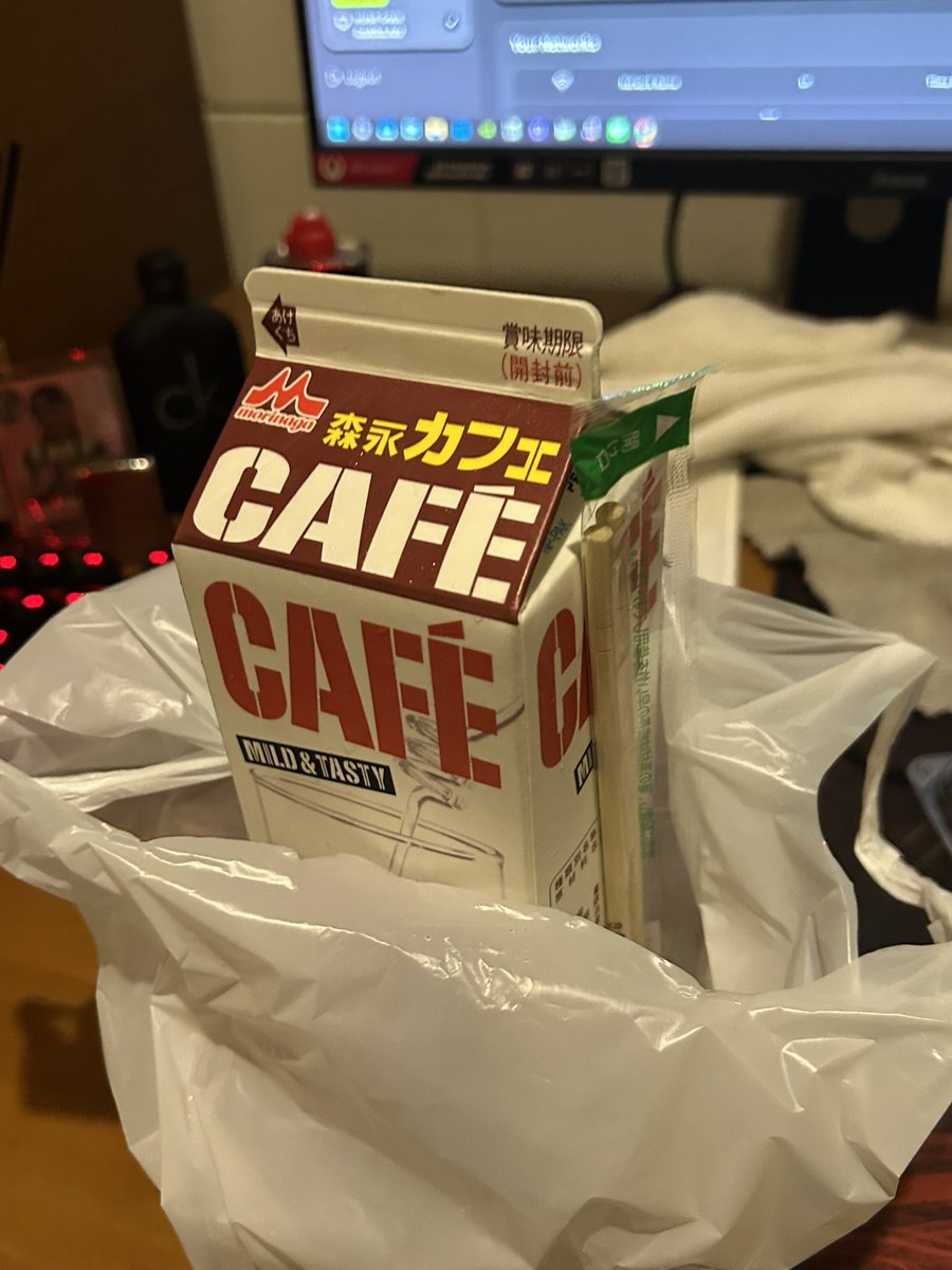 Muffin_second's tweet image. お酒飲んだ帰りにコンビニで買い物したんだけど、俺が間違えたの？店員さんが間違えたの？

ちゃんと「ストロー付けますか？」って聞かれて「はい！」って答えたはずなのに🤔