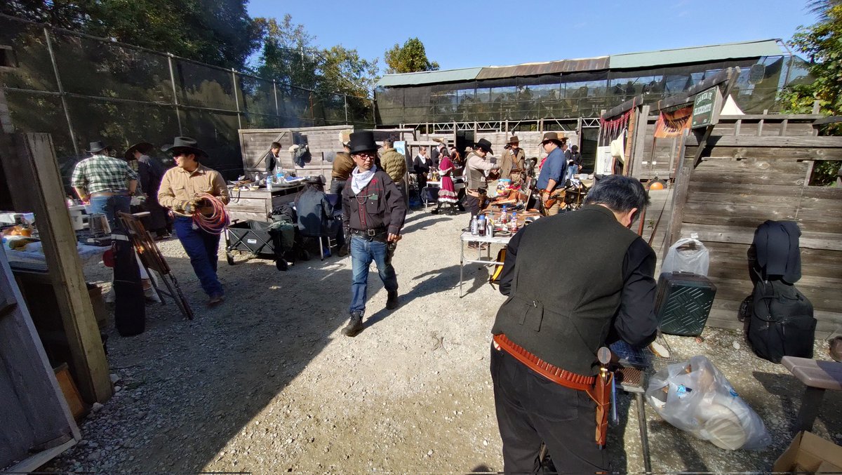 hyperdouraku's tweet image. 西部劇ごっこ、開催中〜!
楽しい〜！