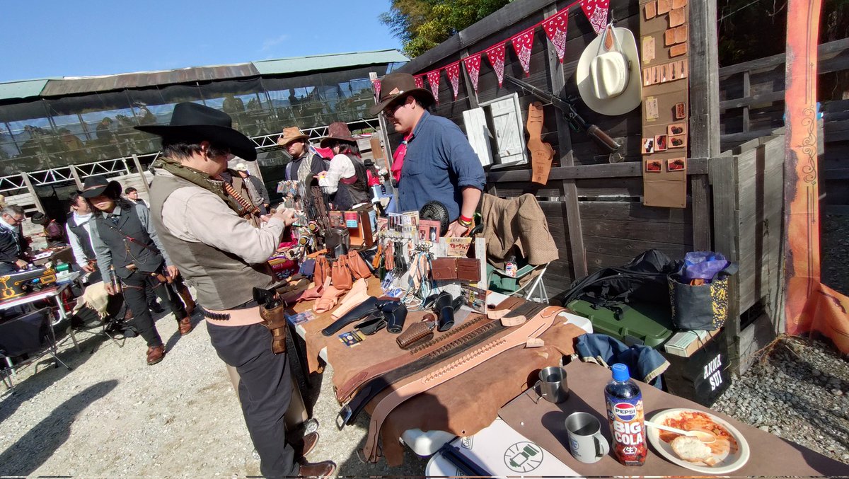 hyperdouraku's tweet image. 西部劇ごっこ、開催中〜!
楽しい〜！