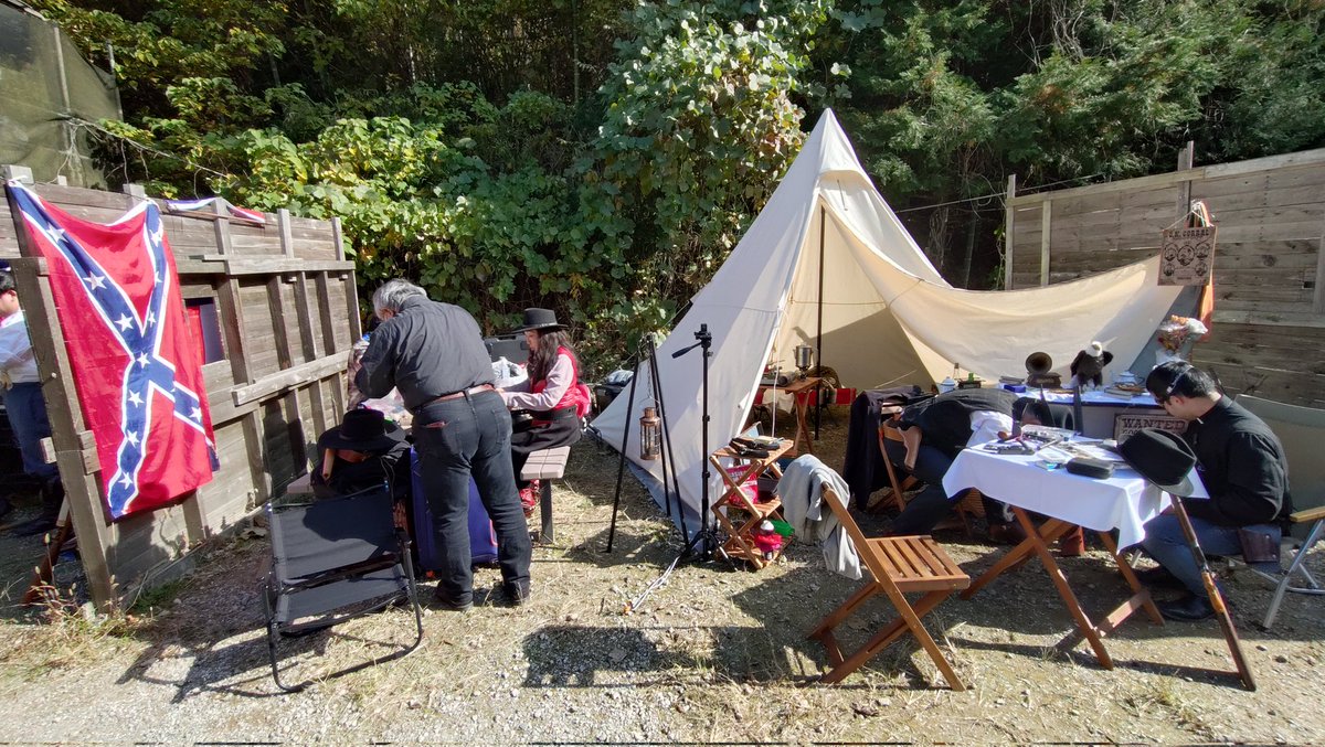 hyperdouraku's tweet image. 西部劇ごっこ、開催中〜!
楽しい〜！