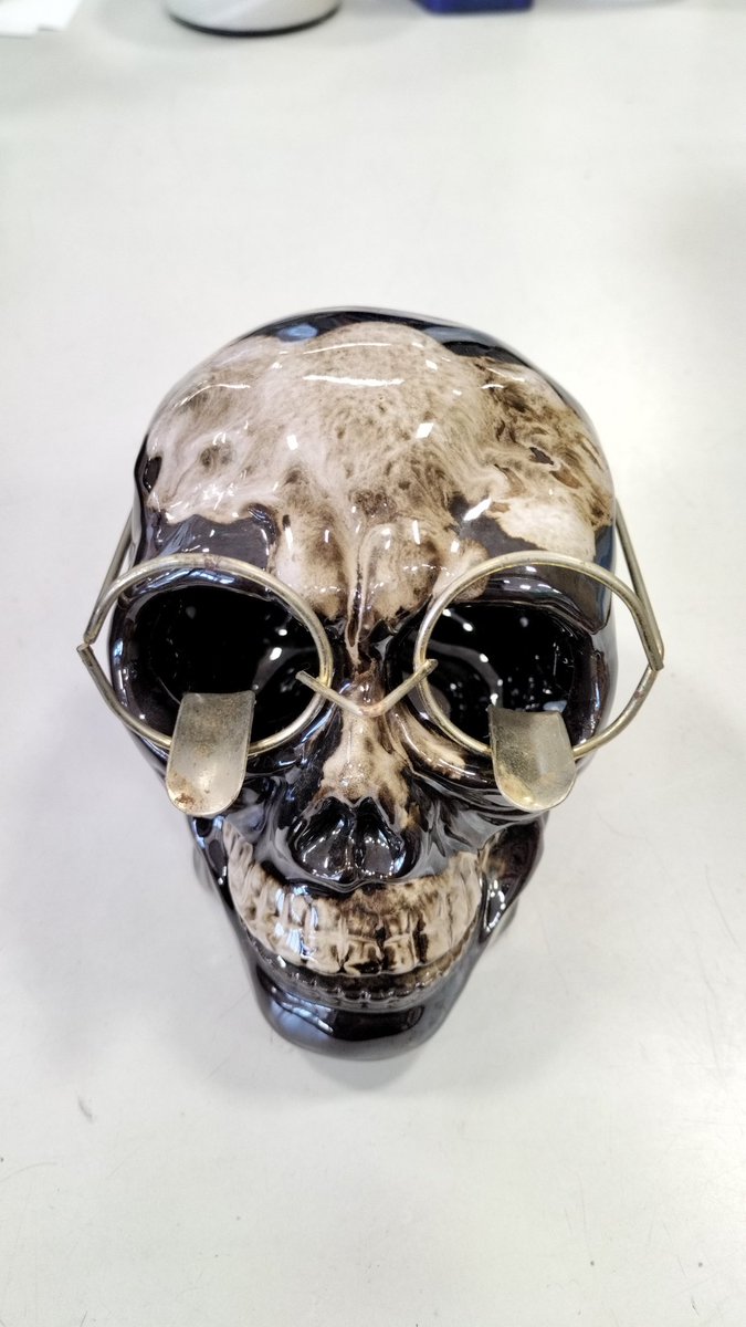 メガネを掛けて煙を燻らせ···☠️ スカル型の灰皿をお買取りさせて頂き