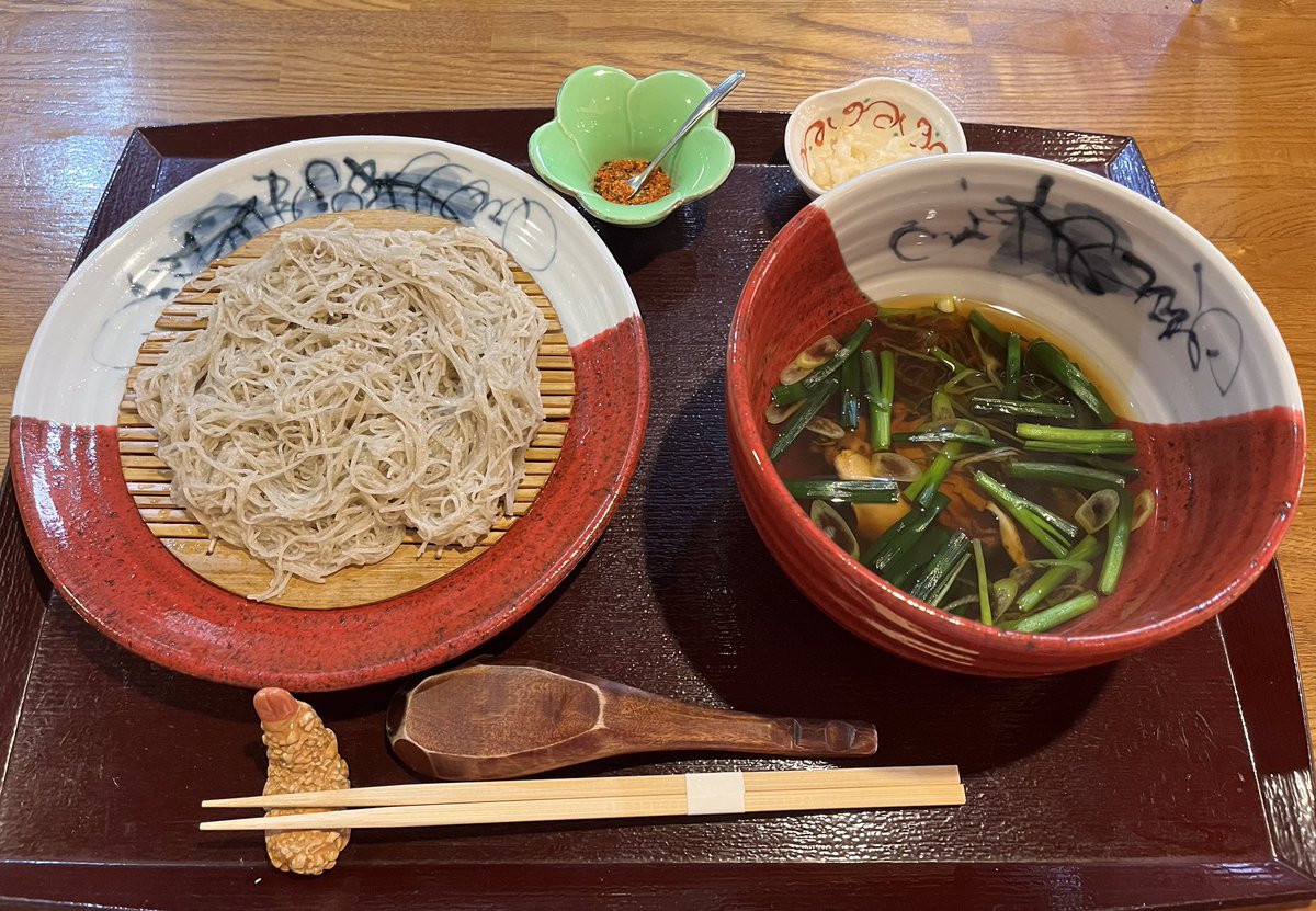 konkurai1's tweet photo. 皆さま、放送はご覧いただけましたでしょうか⁉️
今回くさデカで紹介していただいたのは
ぷりぷりの牡蠣が3つ入った『牡蠣蕎麦』です♪
旨みがしっかり染みた温かいつけ汁でいただく、牡蠣のコクとお蕎麦の香りがたまらない一杯です✨ https://t.co/b8PvUwFopi