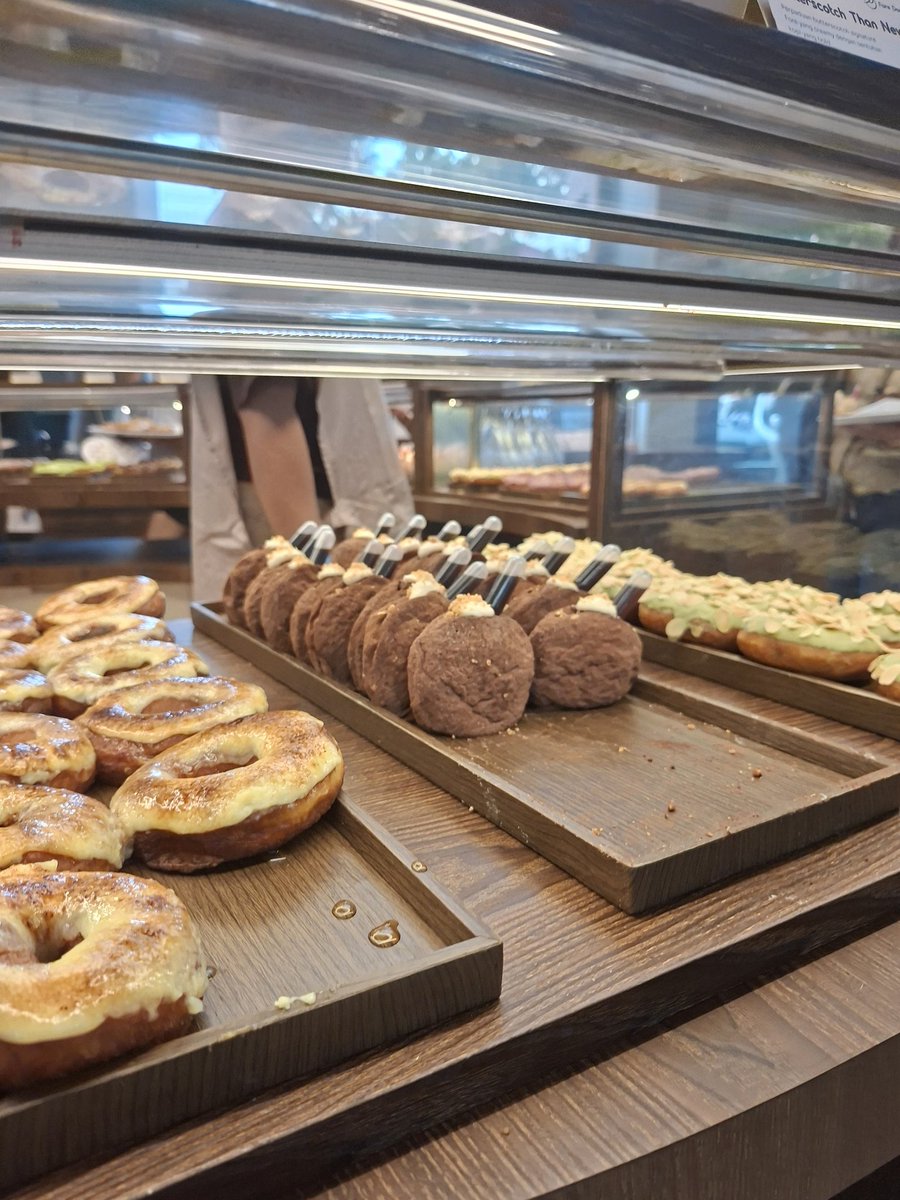 Nrrris's tweet photo. Today's happiness sponsored by Fore Donut. https://t.co/1vtzjX2khU