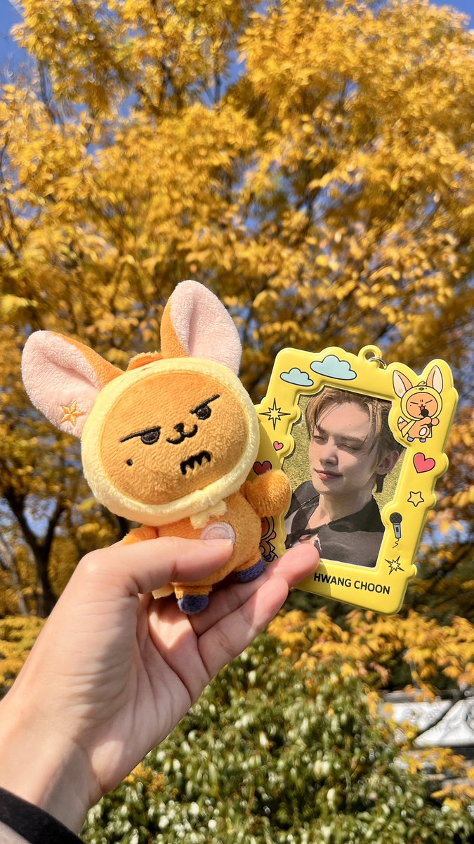 raina___x's tweet photo. ファンチュンと紅葉🍁

#TOMORROW_X_TOGETHER 
#ACT_TOMORROW 
#TXTと過ごす秋 https://t.co/S1KEDZc57Z