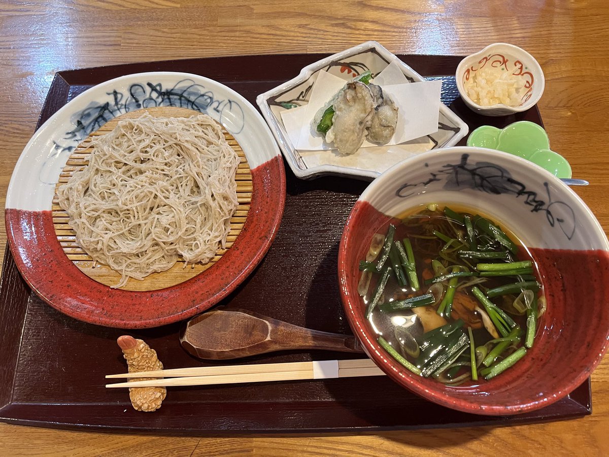 konkurai1's tweet photo. さらに！当店ではこの牡蠣蕎麦に【牡蠣天ぷら】がついた〝牡蠣天ぷらセット″もご用意しております😋
カリッっと揚がった牡蠣天ぷらと温かいつけ汁の牡蠣蕎麦は牡蠣好きさんに絶対食べていただきたい組み合わせです…！
⚠️牡蠣天ぷらセットはつけ汁と天ぷらに２つづつ牡蠣を使用しております！ https://t.co/SmzZSMBQ8T