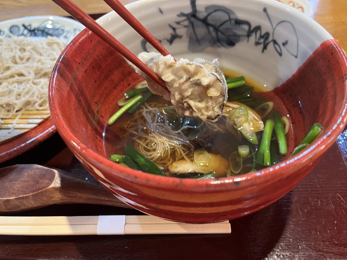 konkurai1's tweet photo. さらに！当店ではこの牡蠣蕎麦に【牡蠣天ぷら】がついた〝牡蠣天ぷらセット″もご用意しております😋
カリッっと揚がった牡蠣天ぷらと温かいつけ汁の牡蠣蕎麦は牡蠣好きさんに絶対食べていただきたい組み合わせです…！
⚠️牡蠣天ぷらセットはつけ汁と天ぷらに２つづつ牡蠣を使用しております！ https://t.co/SmzZSMBQ8T