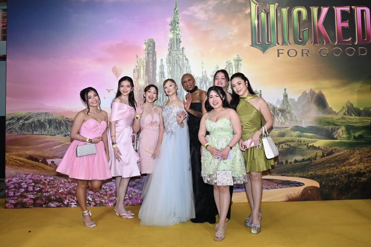 LOOK: #JezzaQuiogue gets a special moment with #WickedForGood lead stars #ArianaGrande and #CynthiaErivo at the Wicked Universal premiere in Singapore. 💗✨

#StarMagic #TatakStarMagic #PolarisStarMagic #ABSCBN