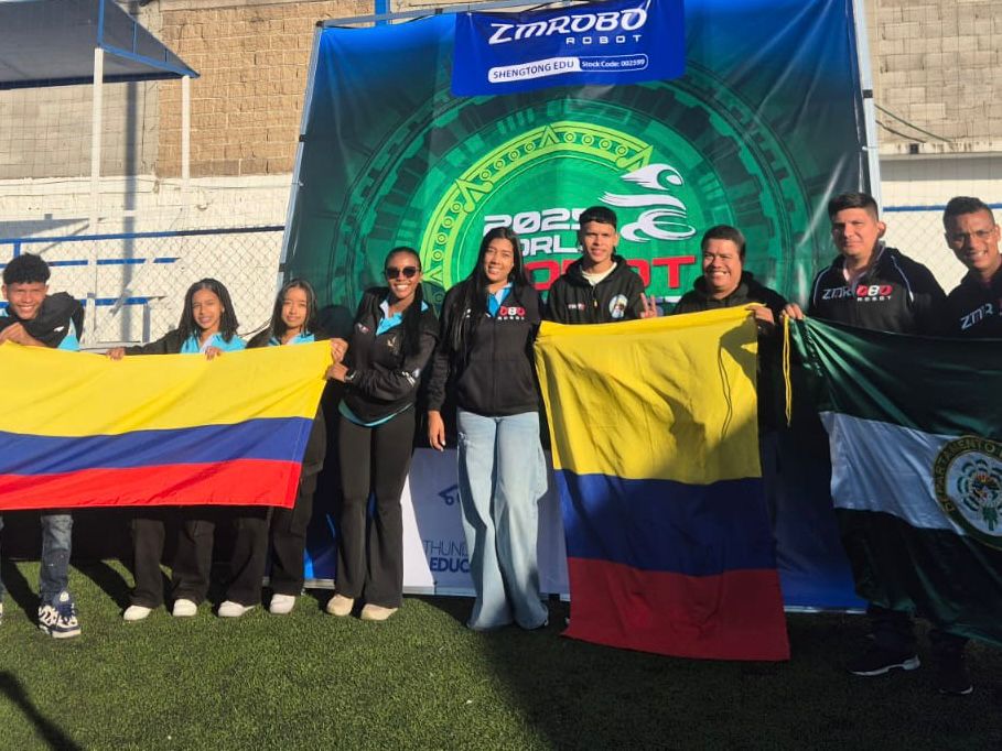 GobdelCesar's tweet photo. ¡SOMOS LOS CAMPEONES! 🏆

La delegación del Cesar es la gran campeona del torneo de robótica WRC México 🇲🇽, dejando en alto el nombre del departamento y demostrando que la innovación y la tecnología en el Cesar están en marcha imparable.

🥇 Primer puesto: I.E. Valentín Manjarrez de La Loma (El Paso)
🥈 Segundo puesto: I.E. José Agustín Mackenzie de Caracolicito (El Copey)

En junio, durante la SuperTrack Competition Colombia, organizada por la Gobernación del Cesar y la Fundación Manos Robóticas, estos colegios lograron su cupo para la WRC México. Hoy vuelven a brillar, asegurando su clasificación al mundial WRC China 2026.

Este triunfo es fruto de la disciplina, el talento y el compromiso del Gobierno del Cesar por apoyar e impulsar la tecnología como modalidad educativa.

Felicidades, campeones. Son orgullo cesarense💚
