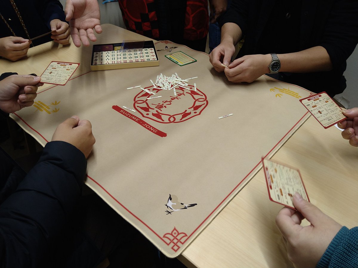 usiizyu2's tweet image. 昨日はうみねこオープンカフェとうみねこ会でした！
麻雀ミニセミナーでは我が家の麻雀血統の血が騒ぐのか予想以上に真剣にプレイしていました
うみねこ会ではおでんにお刺身に鉄板焼と多様な料理！二次会ではモロッコビールを初体験できました！
#うみねこ
#うみねこオープンカフェ