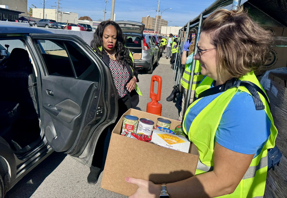 22ndCircuitSTL's tweet image. GIVING BACK: St. Louis judges and commissioners gladly volunteered their time on a sunny Saturday to join dozens of other helpers to distribute thousands of boxes of food at the Urban League of Metropolitan St. Louis’ mass food giveaway in north St. Louis. What a great day!