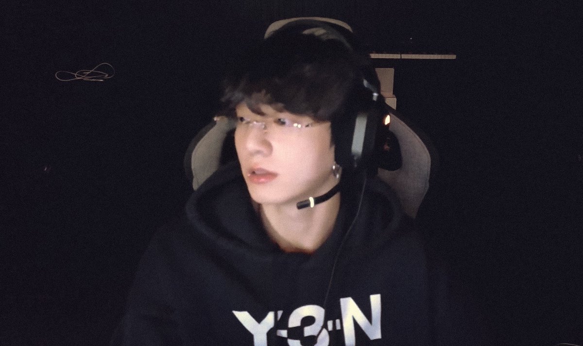 Purplewithtae_'s tweet image. 